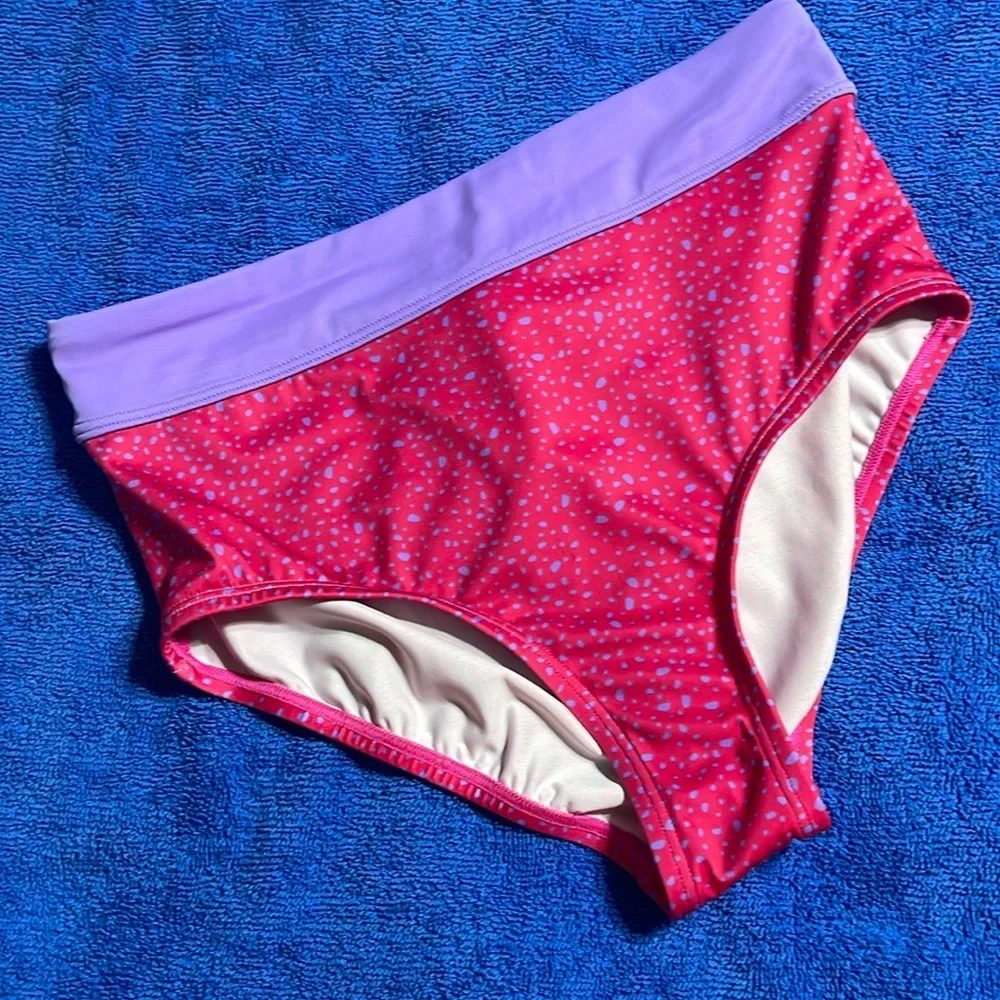 NWOT kid’s Nike swim bottoms L